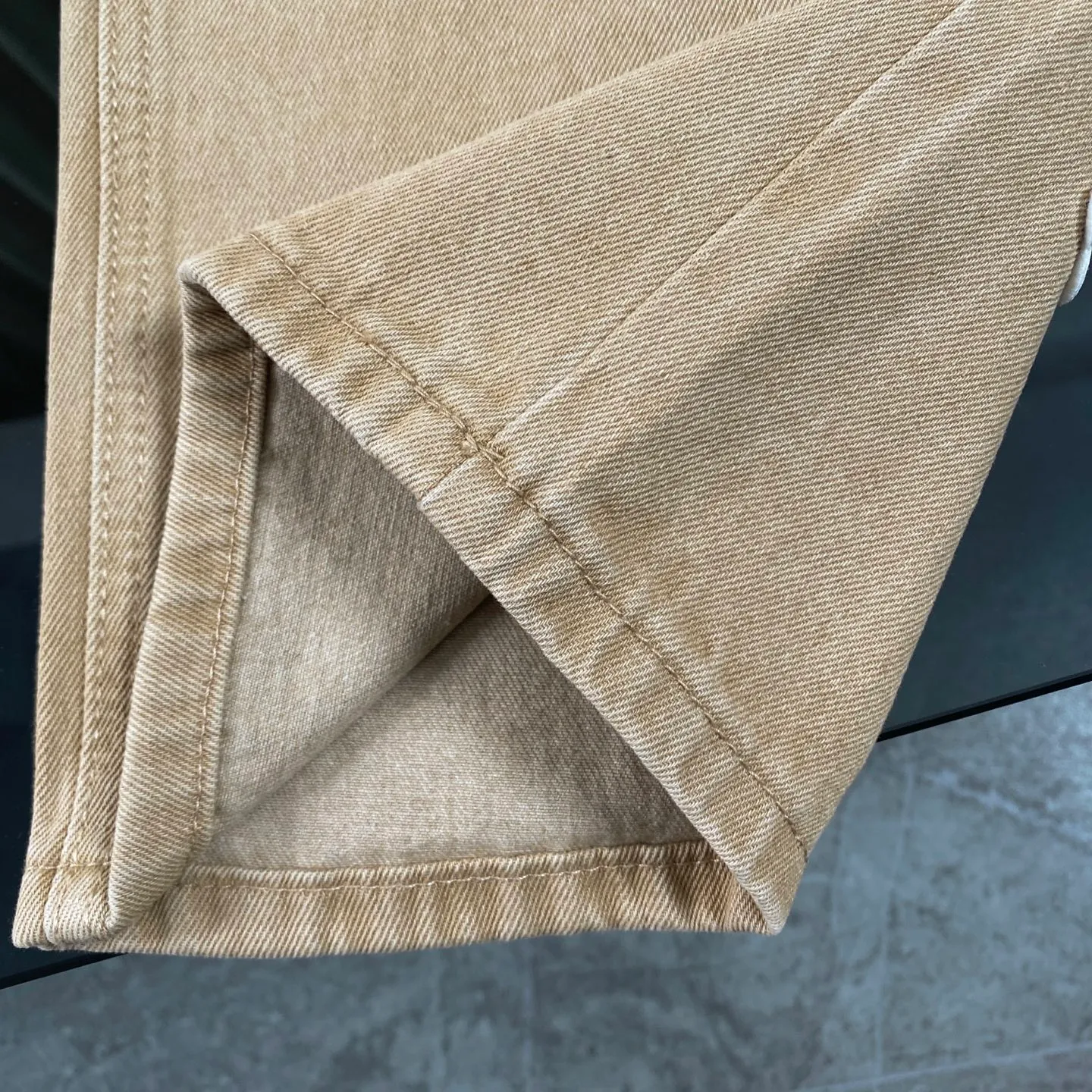 P240 CH Chromehearts Miami-limited fluorescent blue cross-patched khaki jeans, priced at 34W, patched with cross-patterns, washed jeans! ! An absolutely high-end luxury product, a 1.9W-level god-level single product, a super popular product, made by top heavy industry, a magic weapon that cannot be missed! [About Zangyin] This is an extremely luxurious fashion brand that can also be called the aristocracy of the high street. It has always been an exclusive brand for some hipsters or rich second generations. Compared with ordinary high streets, it is more luxurious and noble. Compared with luxury brands, it is more fashionable and individual. It has always been a brand that I have a special liking for. [Top heavy industry fashion design] Consistently high-street luxury style. Speaking of this style, the Zangyin family and GU family are definitely the leading representative brands. Especially the Zangyin family has really achieved a state-of-the-art effect in creating high-street style. The unique washed material is used to create this style. The color system is already quite eye-catching. After it is decorated with patchwork cross flowers, it cleverly highlights the charm of the brand. Secondly, this style uses classic The high-waist cutting design highlights the long legs and fashionable temperament of the upper body. The brand is highly recognizable and the slim fit configuration is more suitable for daily wear. It is a product that interprets personality, fashion, and specifications at a glance. This single product is enough to make any fan excited. It can be a white T-shirt for a youthful college style, or a tight suspender for a royal style. It has strong matching ability and can be easily controlled by men.  [Materials and craftsmanship] Needless to say, this point goes without saying. As an excellent craftsman brand, Zangyin’s requirements for details and craftsmanship are really perfect. The washed color of this model has gone through so many processes, not to mention the embellishment of denim appliques. It is also purely hand-made and sewn. Just like what they believe in, only hand-made things have soul and have the meaning of wear. A top-notch heavy-duty fashionable denim item, I look forward to your perfect interpretation! !  Color: Khaki Size: 28-34